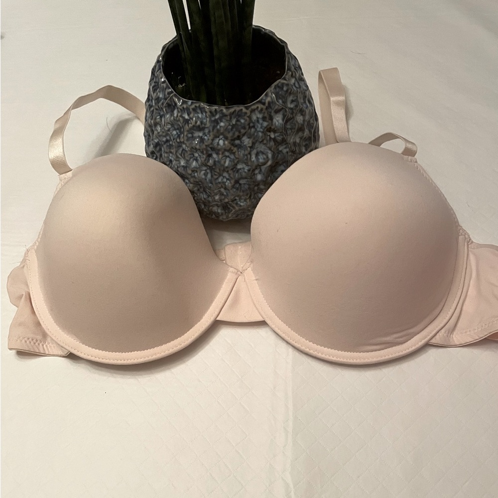 Carisma Size 44C underwired and lightly padded bra in a cream colour.
